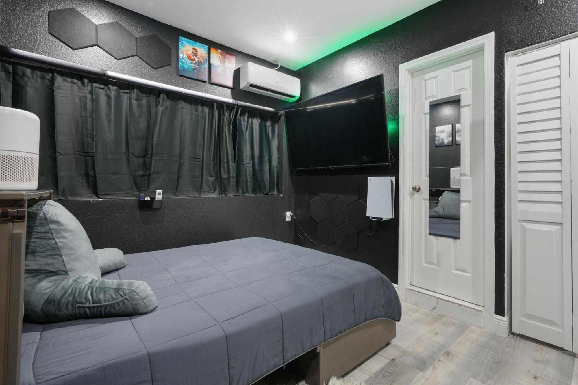 Modern Suite A Creator'S Dream Tampa Exterior photo